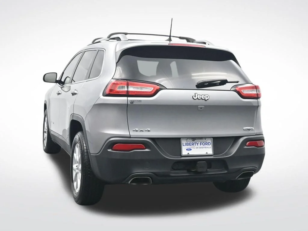 Used 2017 Billet Silver Metallic Clearcoat Jeep Latitude image 8