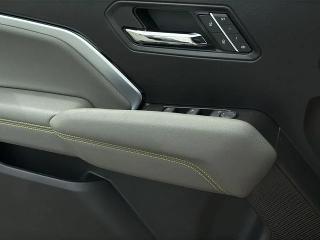 Used 2025 White Chevrolet ZR2 image 31