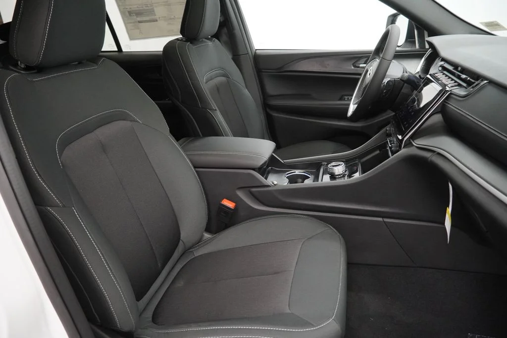 New 2026 Bright White Clear-Coat Exterior Paint Jeep Laredo X image 34