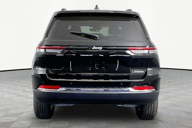 New 2026 Diamond Black Crystal Pearl-Coat Exterior Paint Jeep Laredo image 5