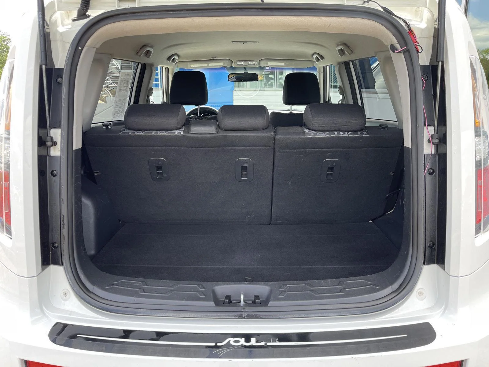 Used 2010 Clear White Kia + image 30