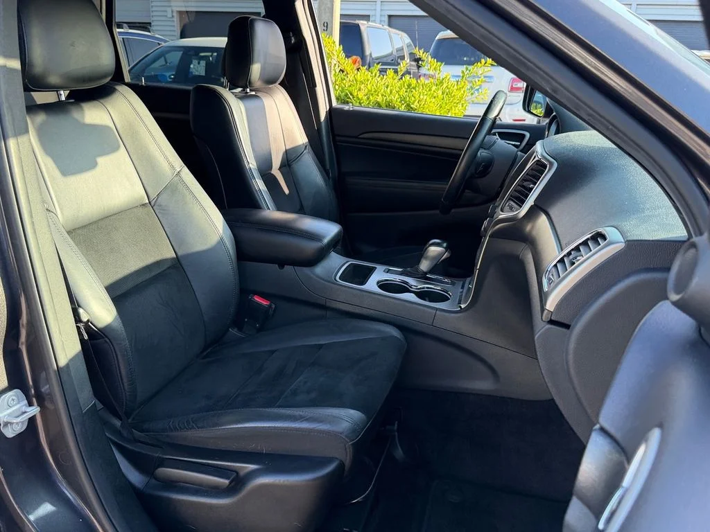 Used 2018 Gray Jeep Laredo E image 18