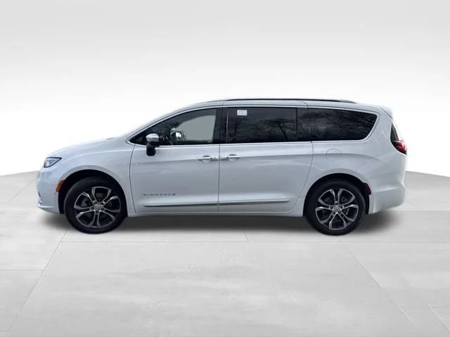 New 2026 Bright White Clear-Coat Exterior Paint Chrysler Pinnacle image 4