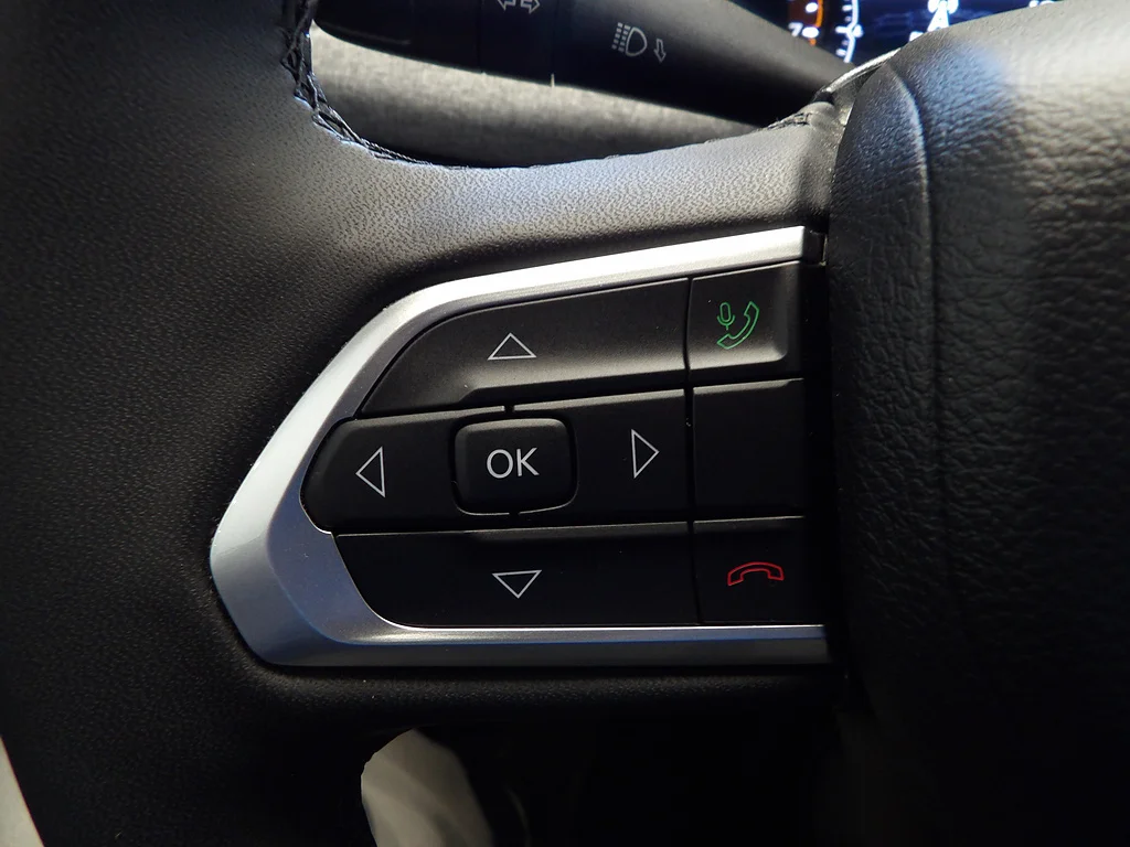 Used 2023 Diamond Black Crystal Pearl Coat Jeep Latitude Lux image 30