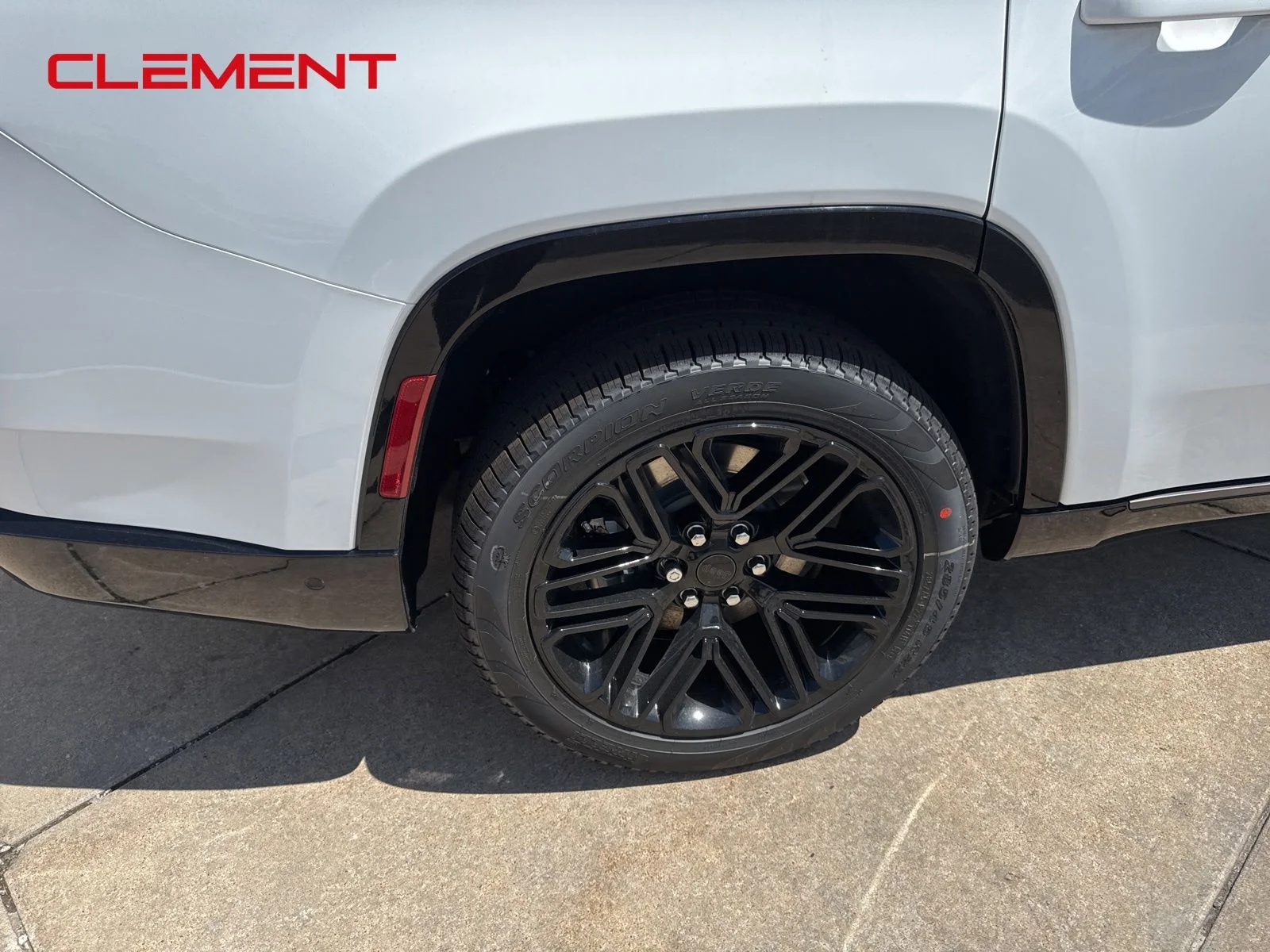 New 2026 Bright White Clear-Coat Exterior Paint Jeep Limited Reserve image 9
