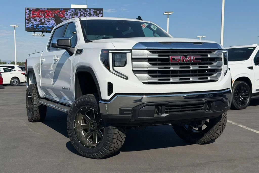 New 2026 Summit White GMC SLE image 1