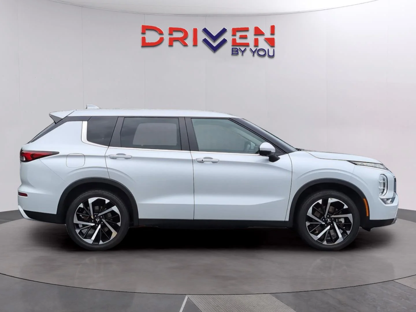 Used 2022 White Diamond Mitsubishi Black Edition image 6