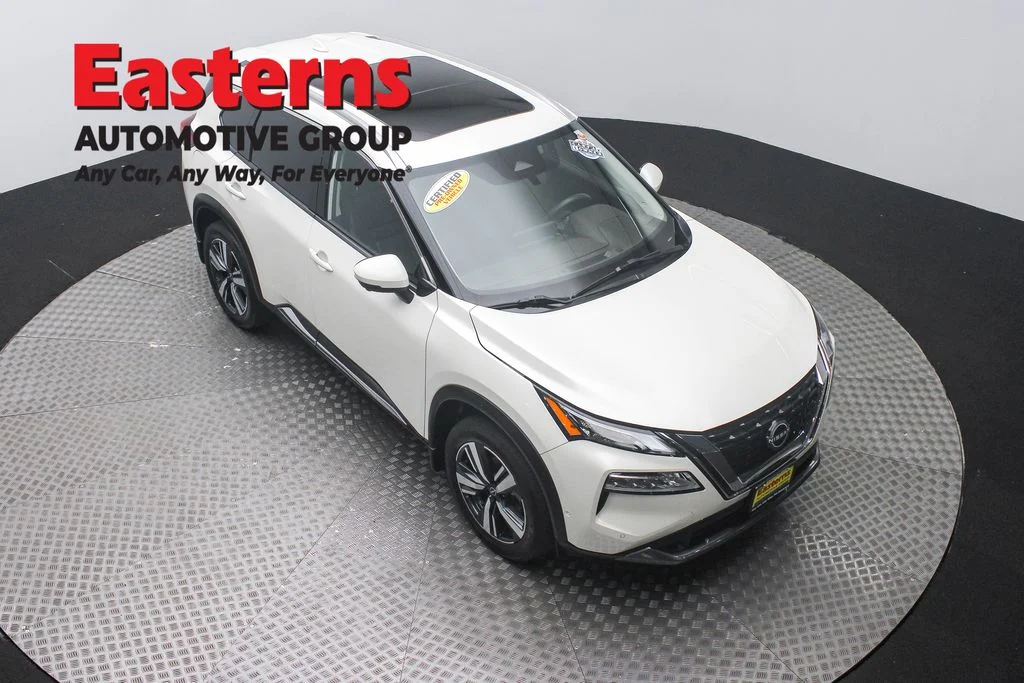 Used 2023 White Nissan SL image 3