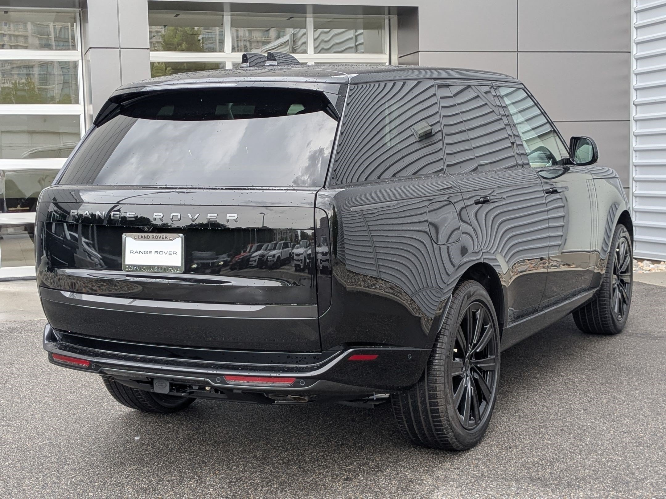 New 2026 Santorini Black Land Rover P530 SE image 5