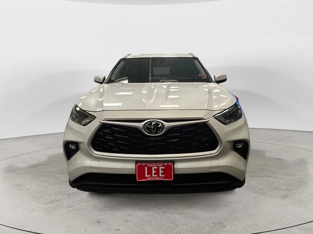 Used 2026 Pearl Toyota XLE image 8