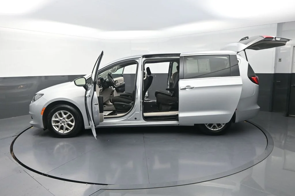 Used 2022 Silver Chrysler LX image 34