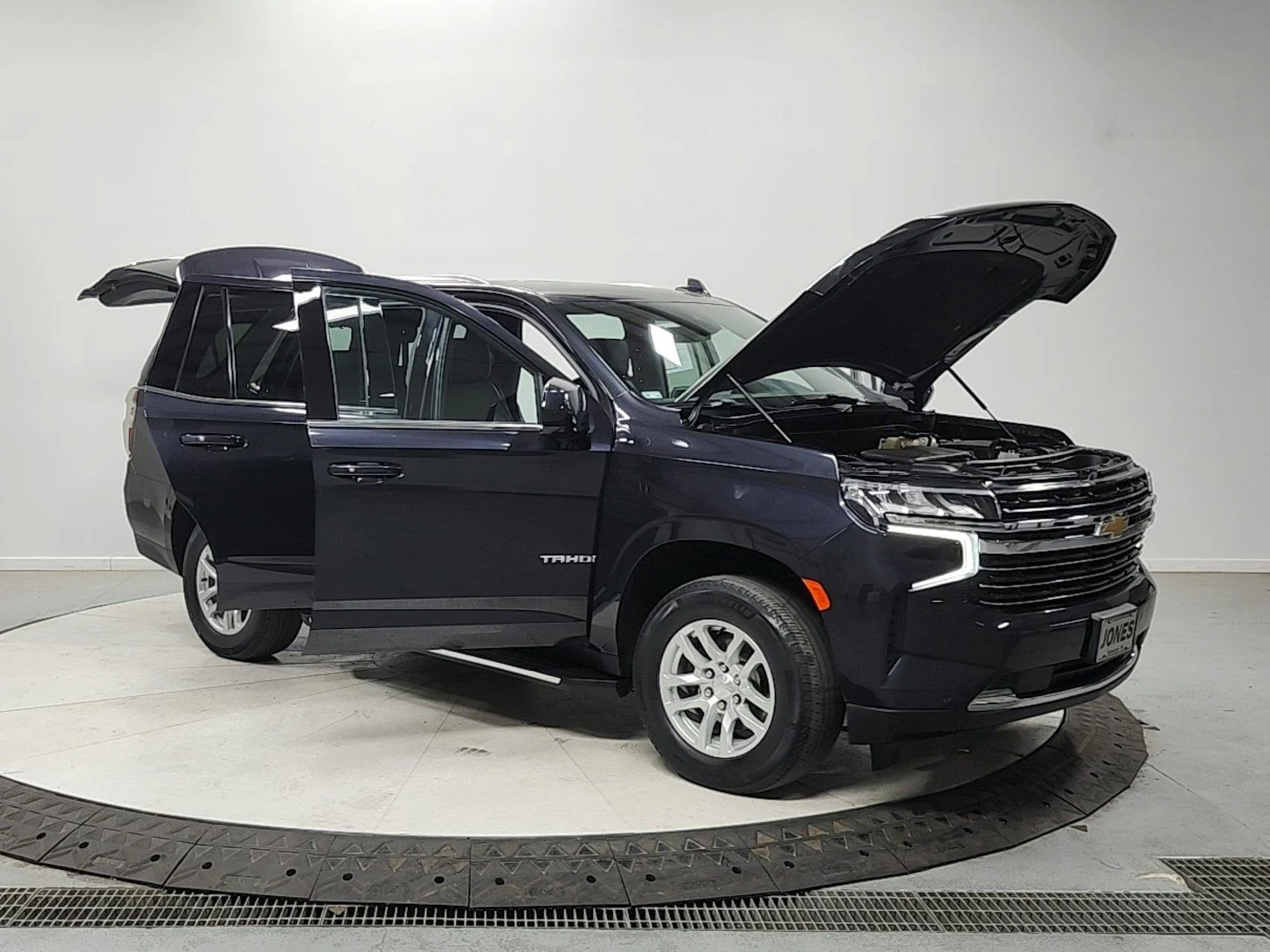Used 2023 Gray Chevrolet LT image 9