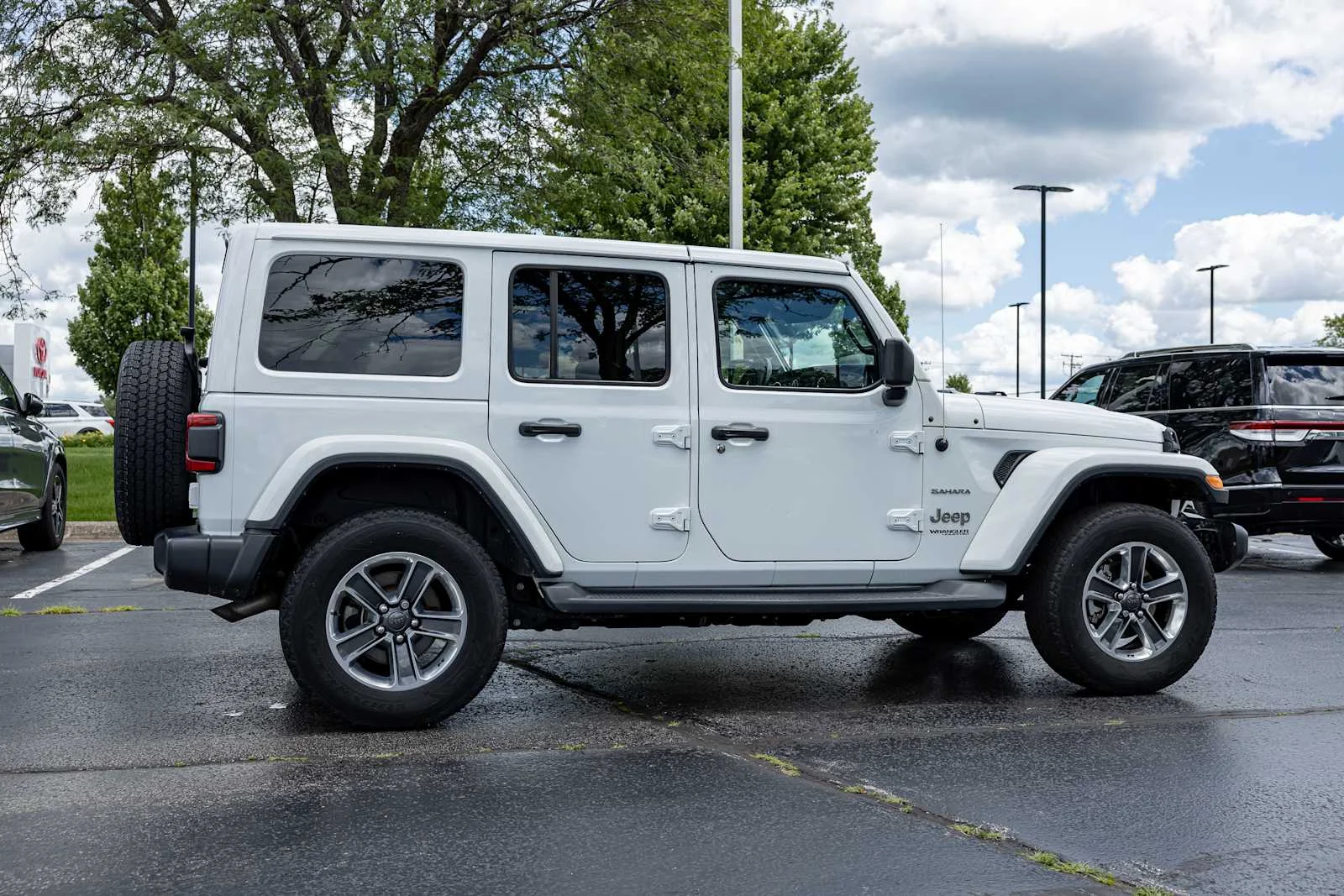 Used 2018 Bright White Clearcoat Jeep Sahara image 8