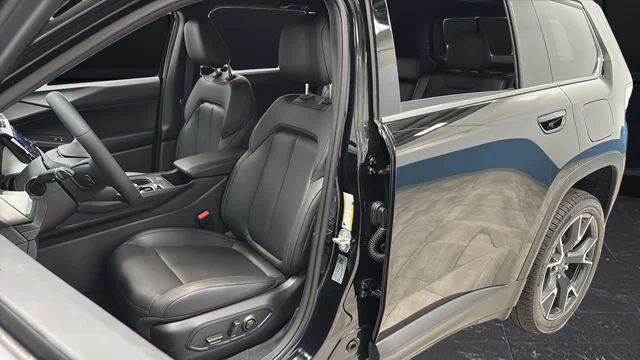 New 2026 Diamond Black Crystal Pearl-Coat Exterior Paint Jeep Limited image 9