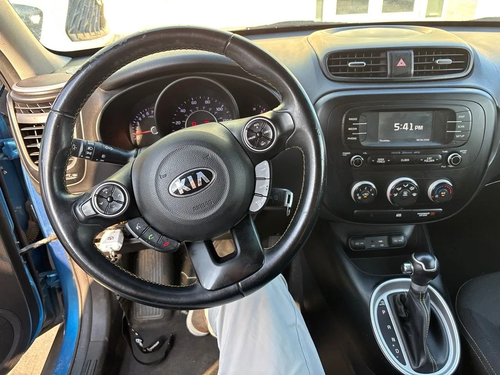 Used 2016 Blue Kia Plus image 14
