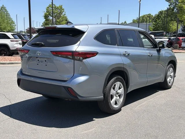Used 2023  Toyota LE image 12