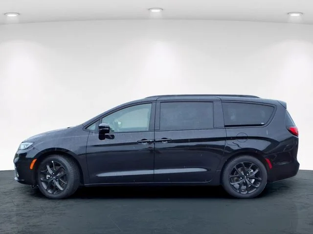 Used 2025 Black Chrysler Limited image 16
