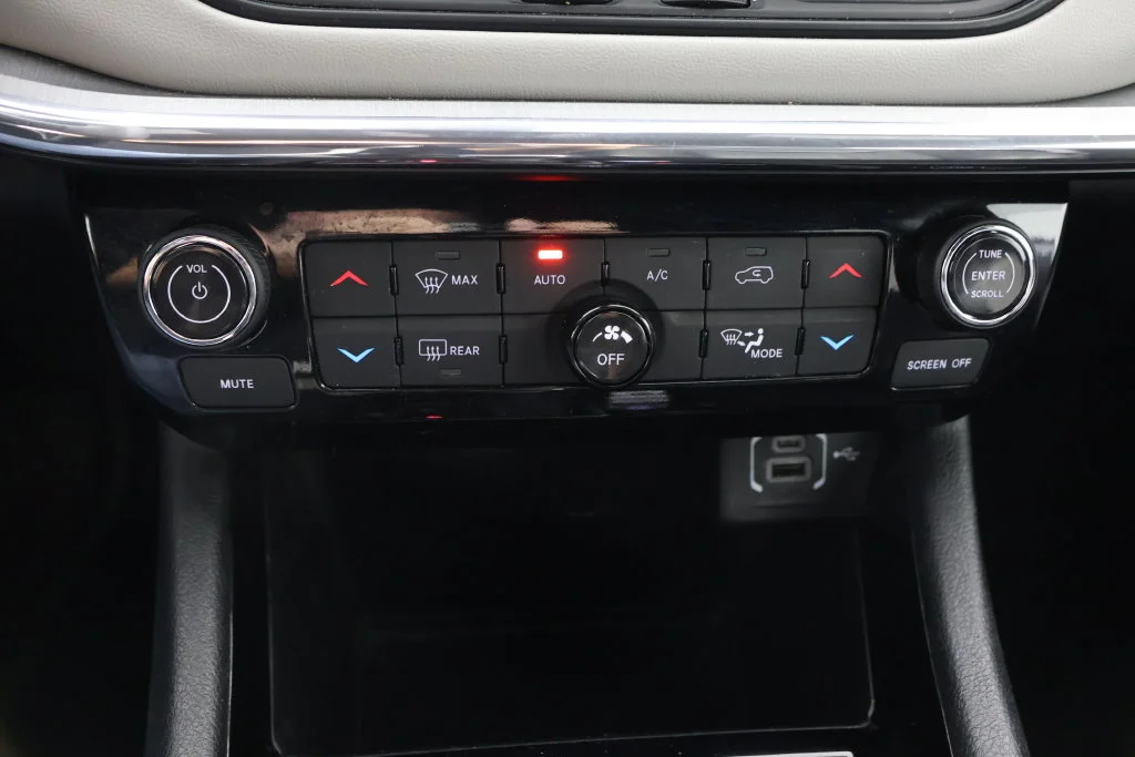 Used 2024 Bright White Clearcoat Jeep Limited image 15