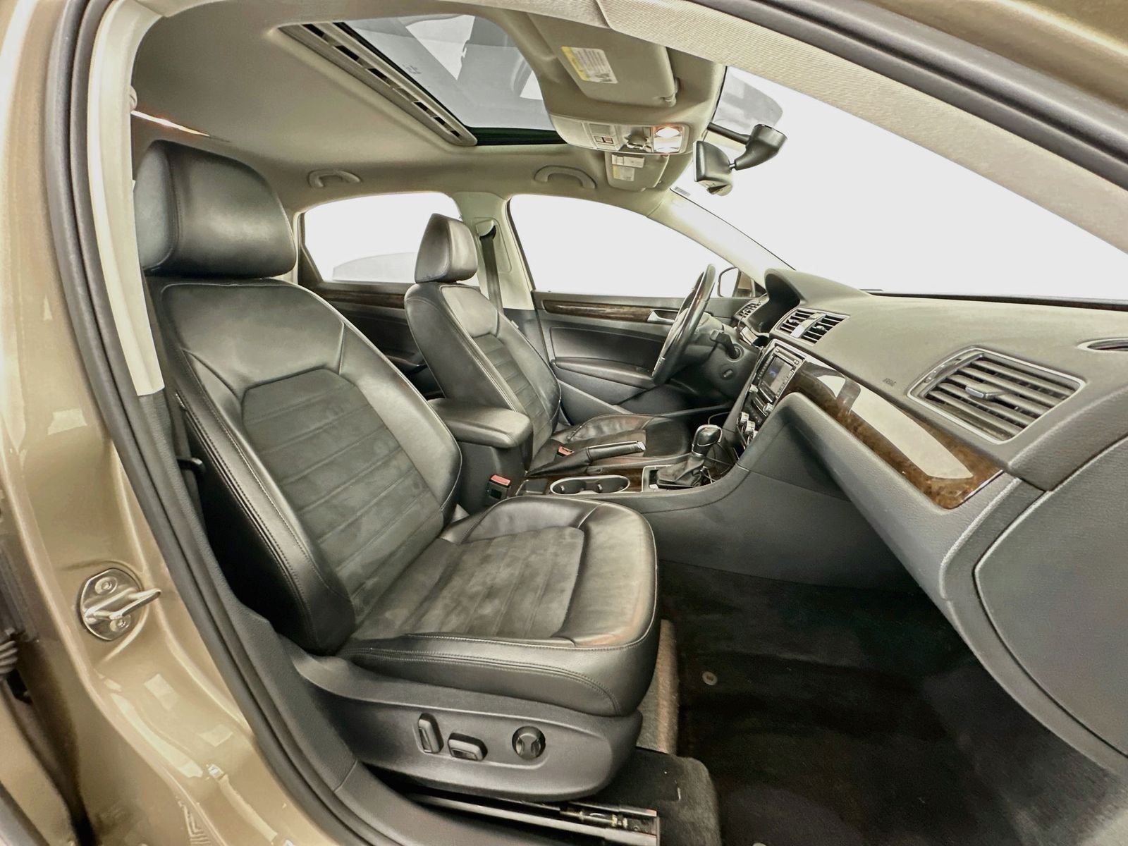 Used 2015 Titanium Volkswagen TDI SEL Premium image 29