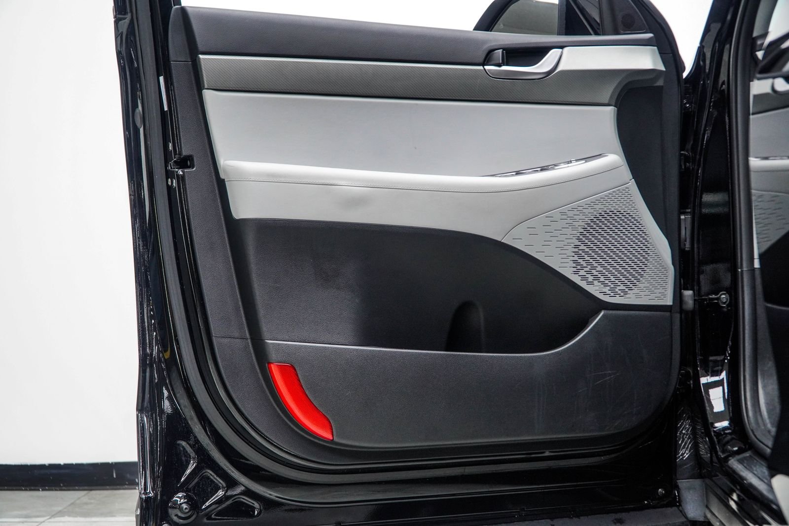 Used 2025 Black Hyundai SEL image 37