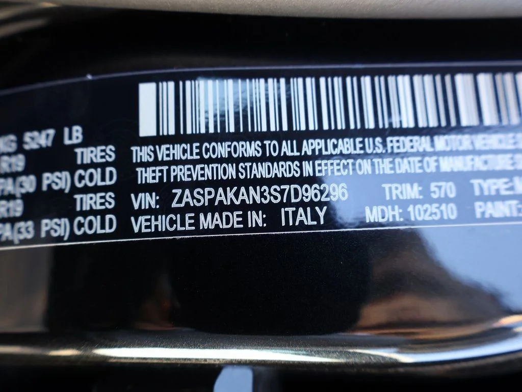 New 2025 Vulcano Black Metallic Exterior Paint Alfa Romeo Base image 41