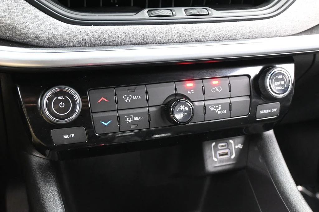 Used 2023 Bright White Clearcoat Jeep Latitude image 19