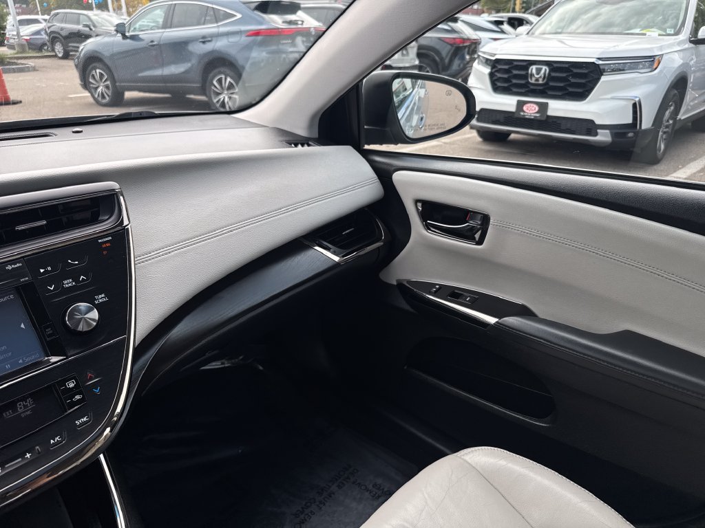 Used 2016 Silver Toyota XLE Premium image 29