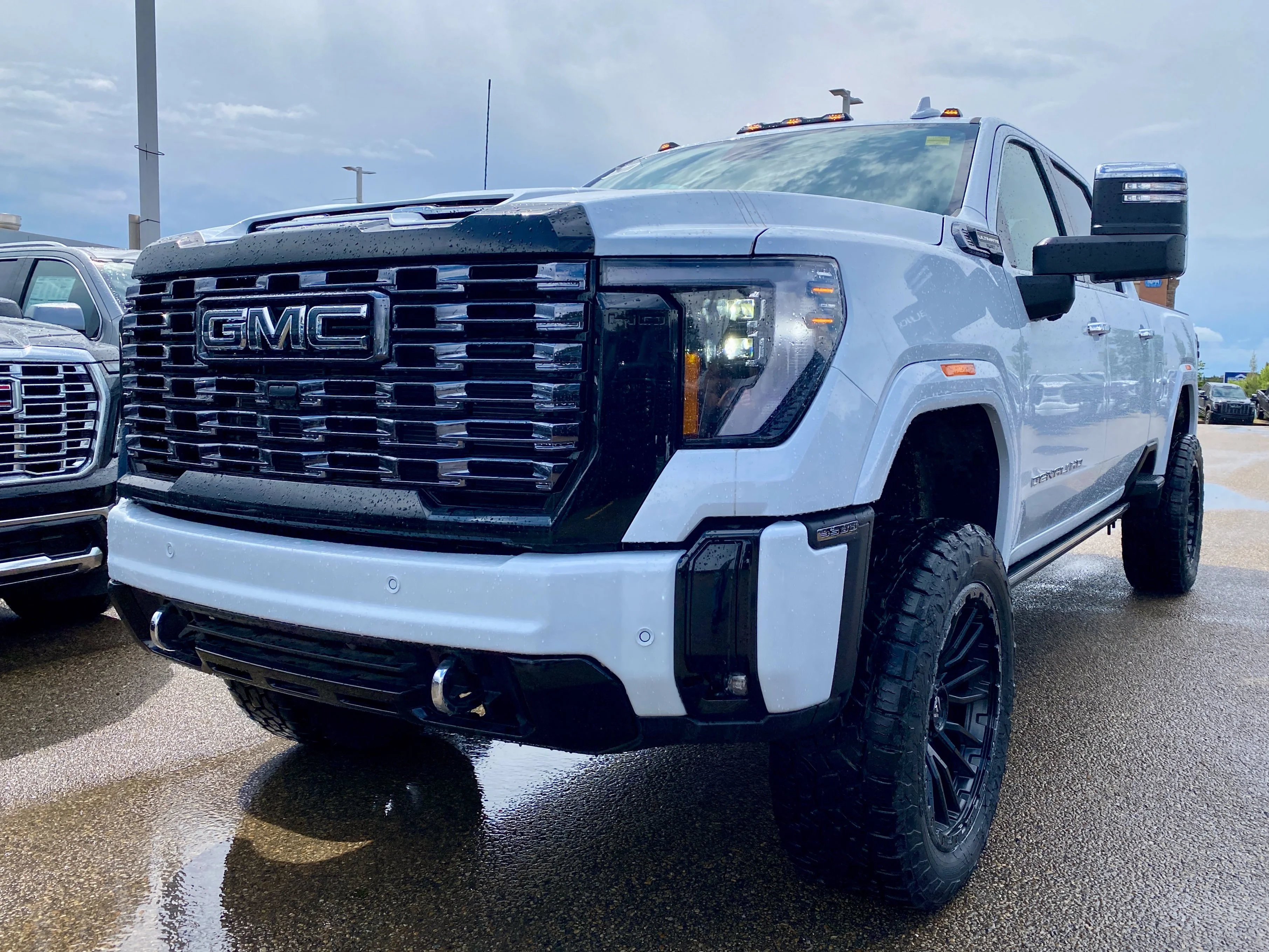 New 2026 GLACIER WHITE TRICOAT GMC Denali Ultimate image 2