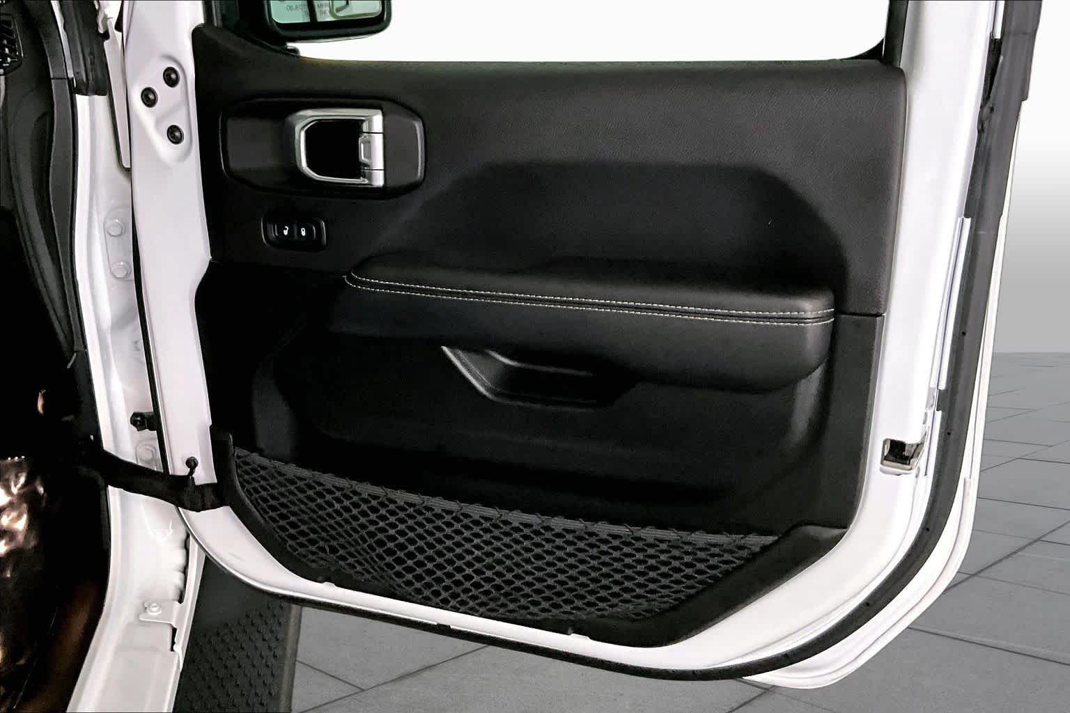 Used 2022 Bright White Clearcoat Jeep Unlimited Sahara image 22