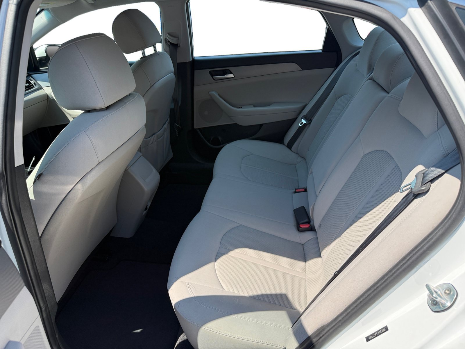 Used 2018 Quartz White Pearl Hyundai SE image 16