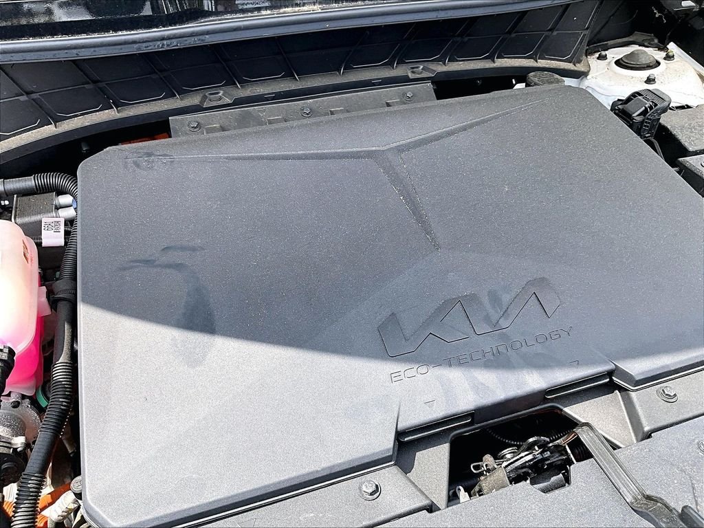Used 2023 White Kia Wave image 29