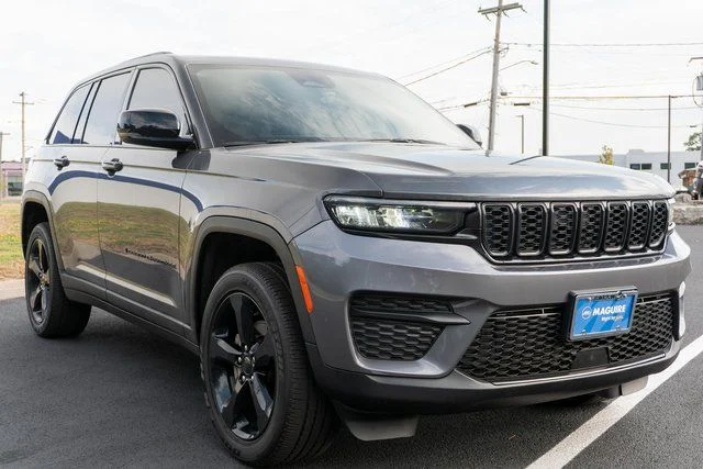 Used 2025 Gray Jeep Altitude X image 4
