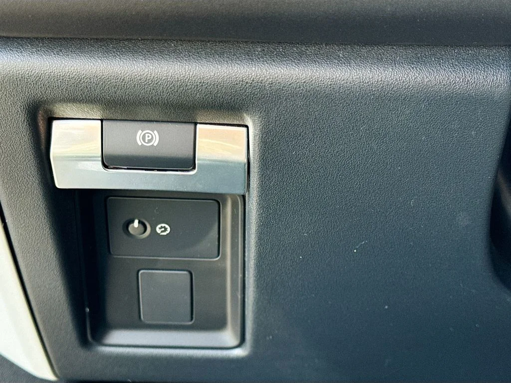 Used 2024  Land Rover X-Dynamic SE image 11
