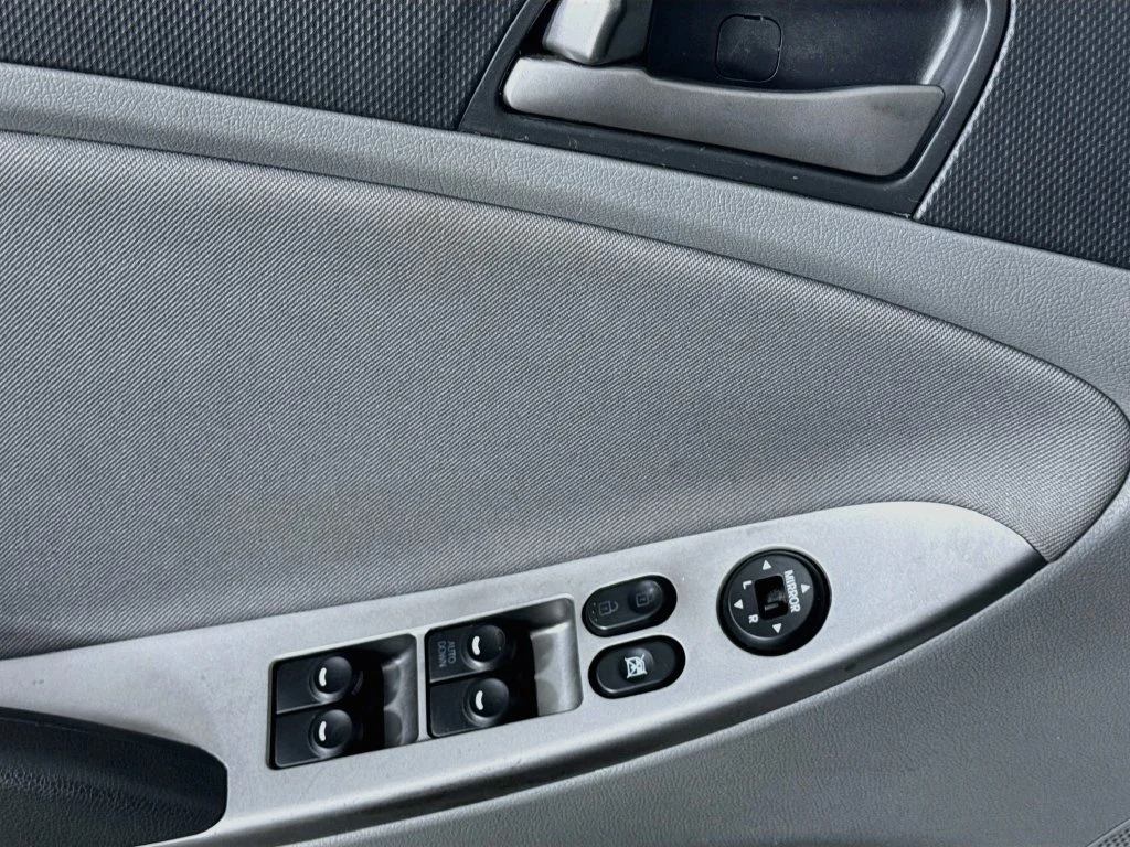 Used 2016 White Hyundai SE image 19