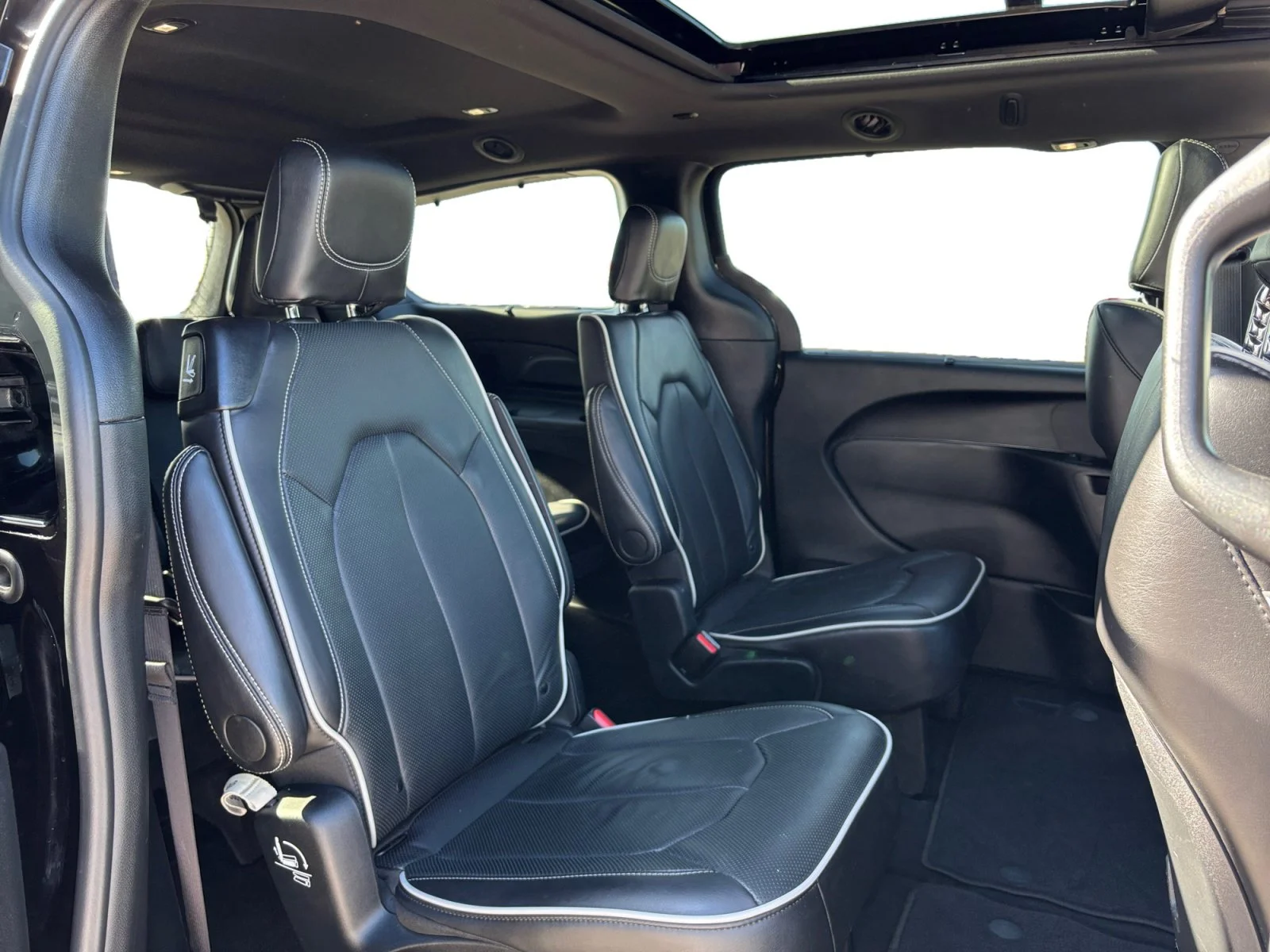 Used 2025 Bright White Chrysler Limited image 18