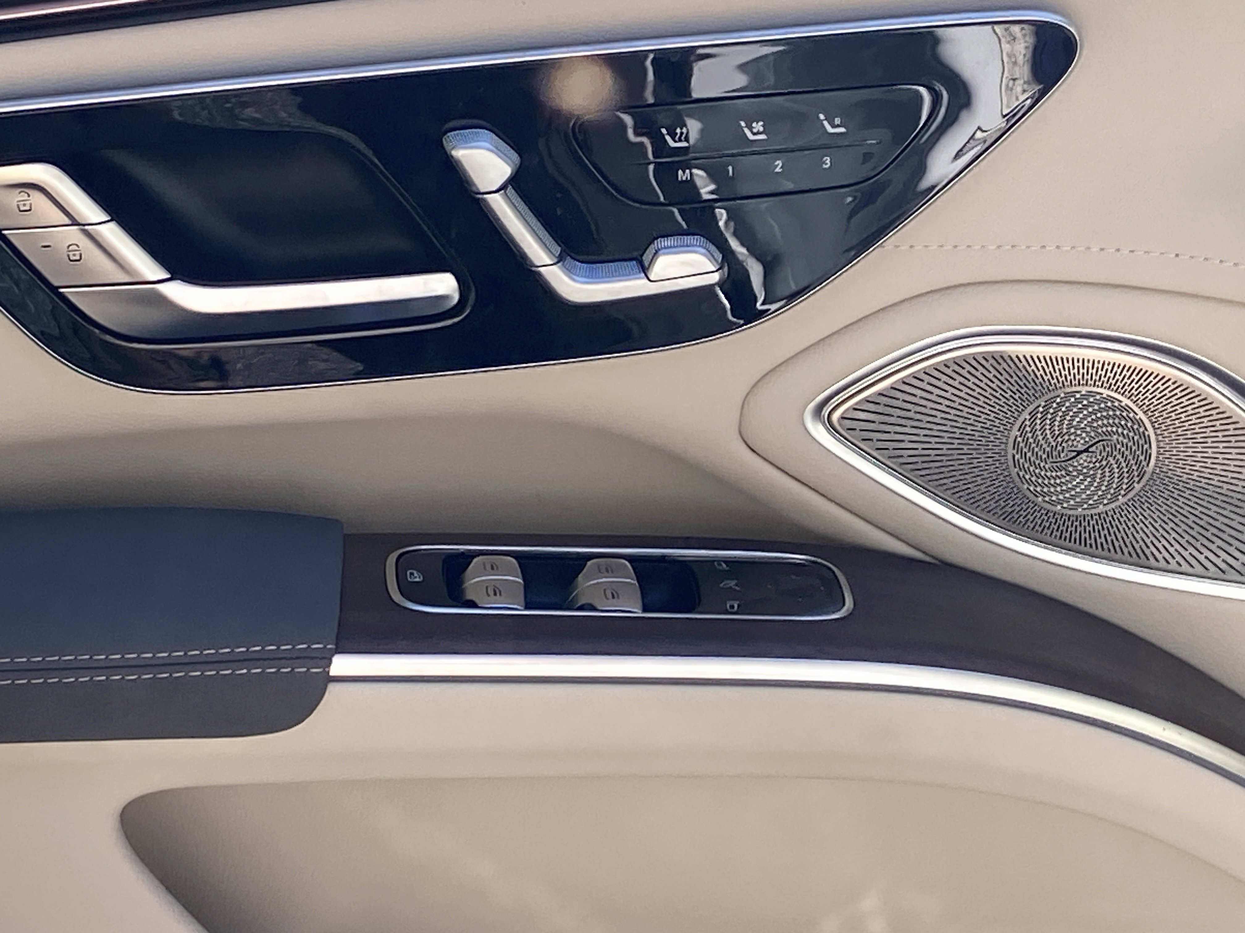 New 2026 MANUFAKTUR Moonlight White Metallic Mercedes-Benz EQS 450 4MATIC® Sedan image 18