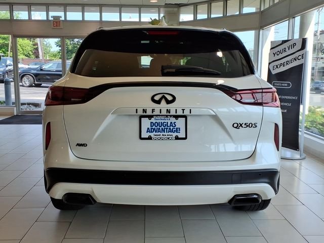 Used 2023 White INFINITI SPORT image 6