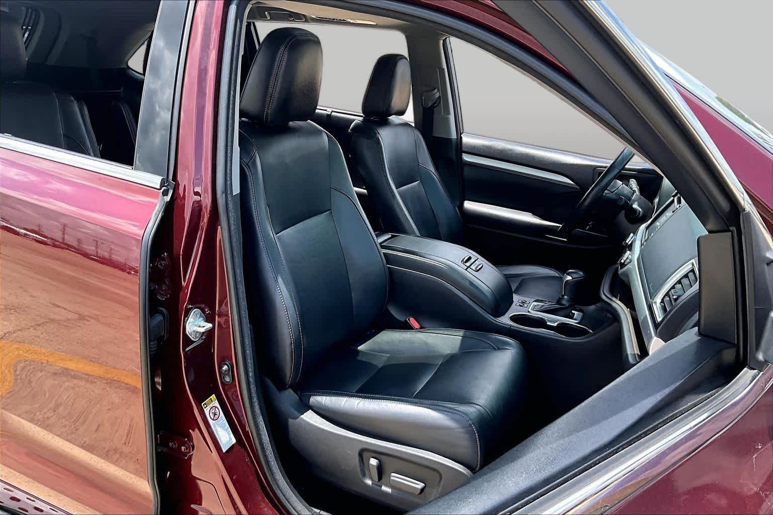 Used 2017 Ooh La La Rouge Mica Toyota XLE image 9