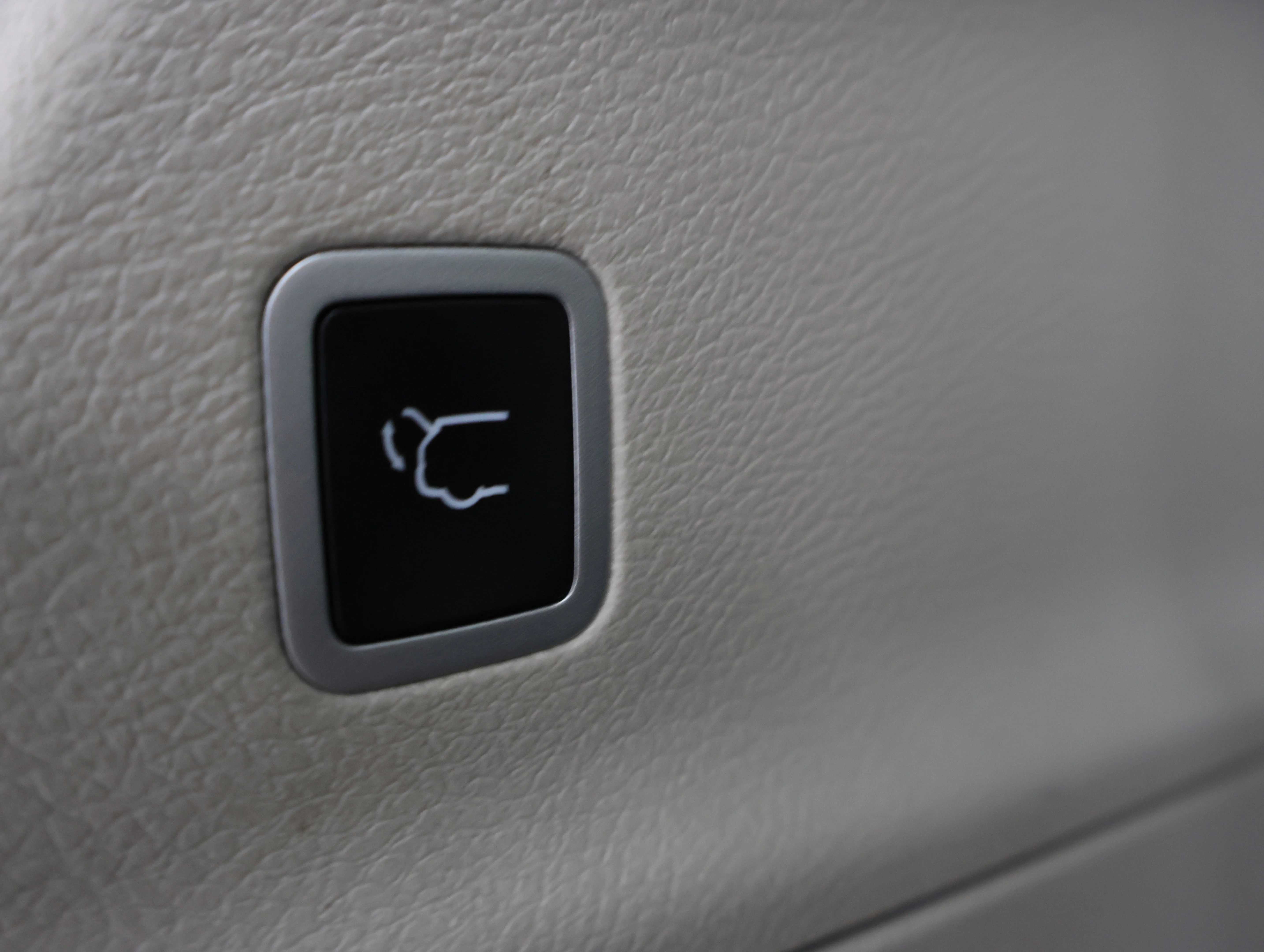 Used 2024 Diamond Black Crystal Pearlcoat Chrysler Touring L image 31