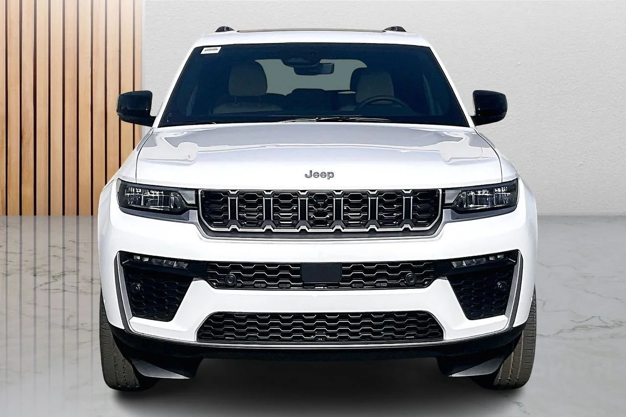 New 2026 Bright White Clear-Coat Exterior Paint Jeep Limited image 3