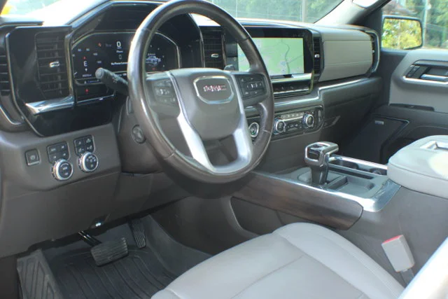 Used 2022 White Frost Tricoat GMC SLT image 9