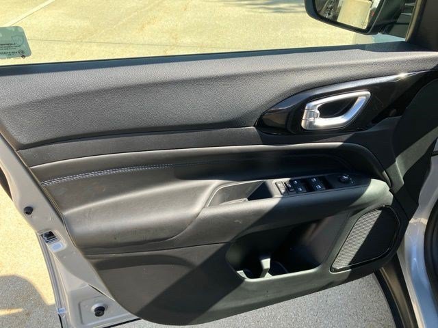 New 2026 Silver Zynith Metallic Clear-Coat Exterior Paint Jeep Latitude Altitude image 8