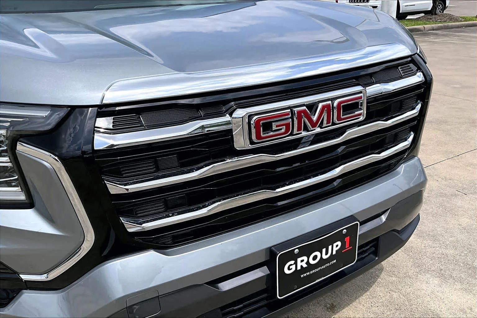 Used 2025 Sterling Metallic GMC FWD Elevation image 28