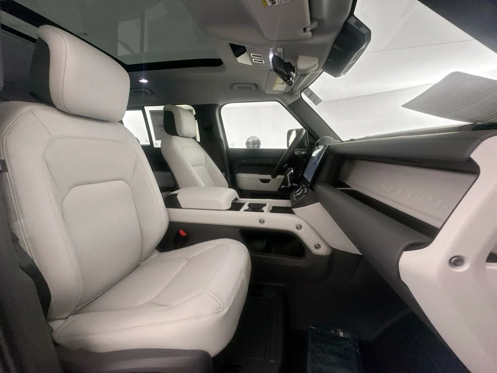 New 2026 Tasman Blue Land Rover X-Dynamic SE image 28