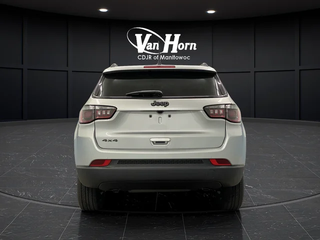 New 2026 Silver Zynith Metallic Clearcoat Jeep Latitude image 13