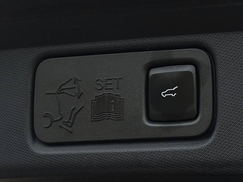 Used 2022 Red Metallic Ford Select image 28