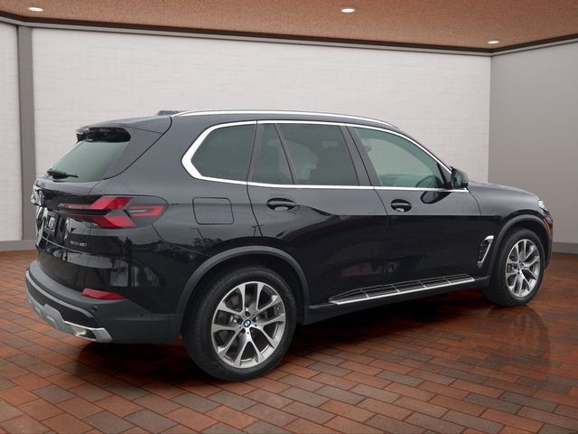 Used 2026 Black Sapphire Metallic BMW xDrive40i image 3