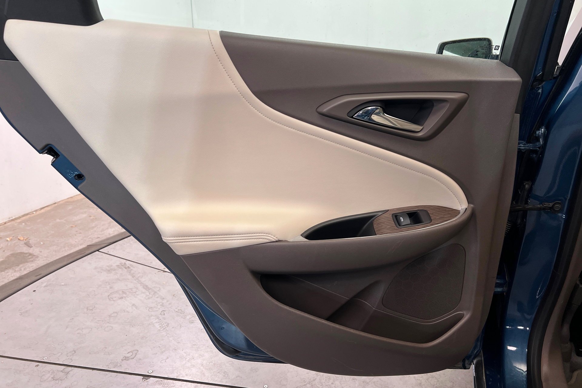 Used 2024 Lakeshore Blue Metallic Chevrolet LT image 19