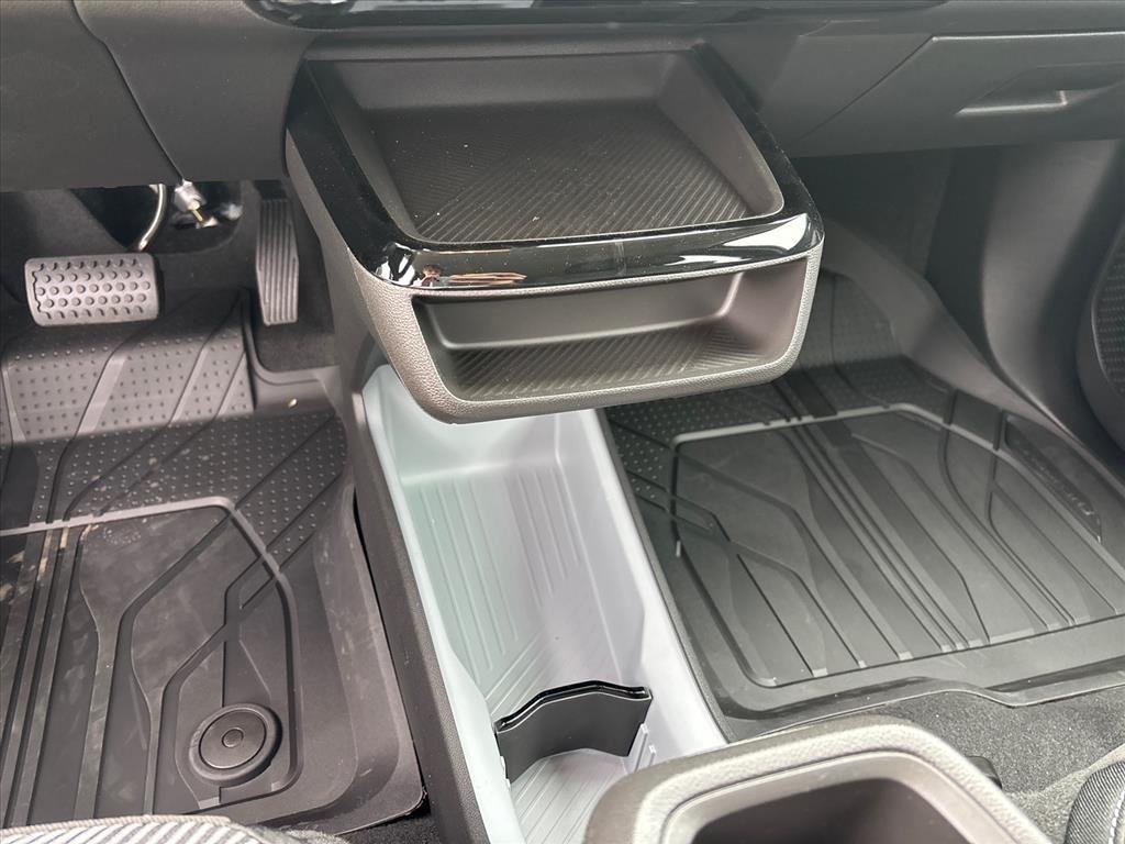 New 2027 Sterling Grey Metallic Chevrolet LT image 18