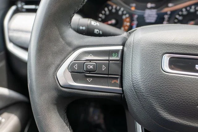 Used 2023 Silver Jeep Latitude image 23